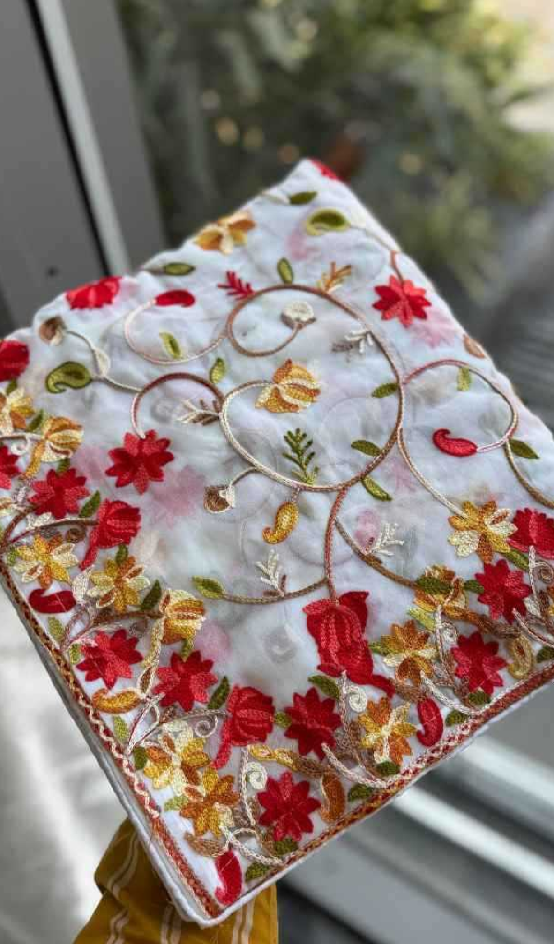 Elegant Ivory Floral Saree – Timeless Grace 🌸